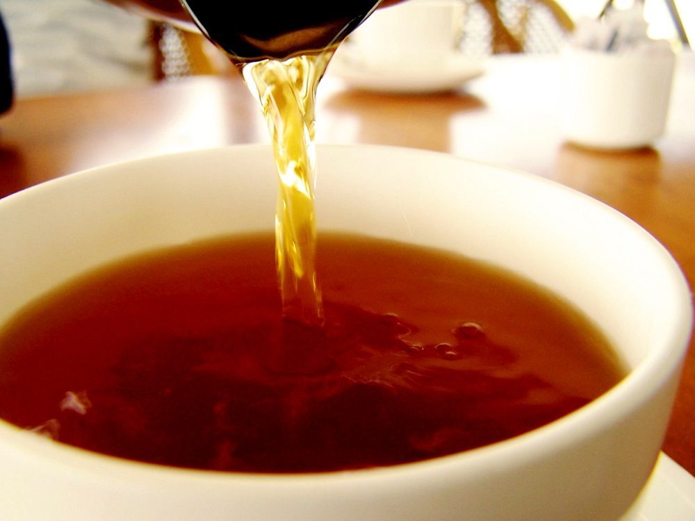 紅茶を淹れる